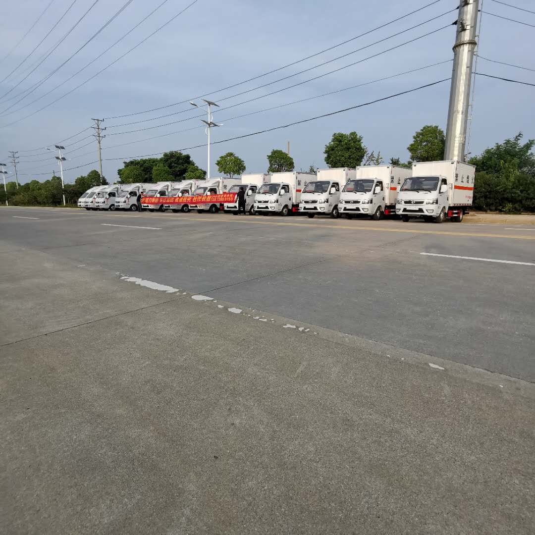 东风途逸3米1国六易燃气体厢式车