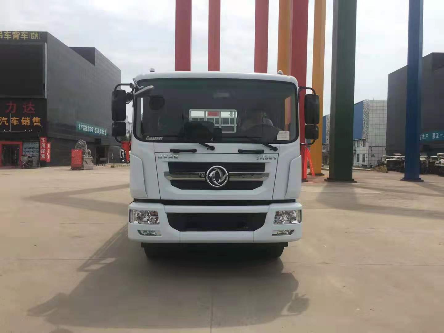 东风D9国六带液压尾板气瓶车
