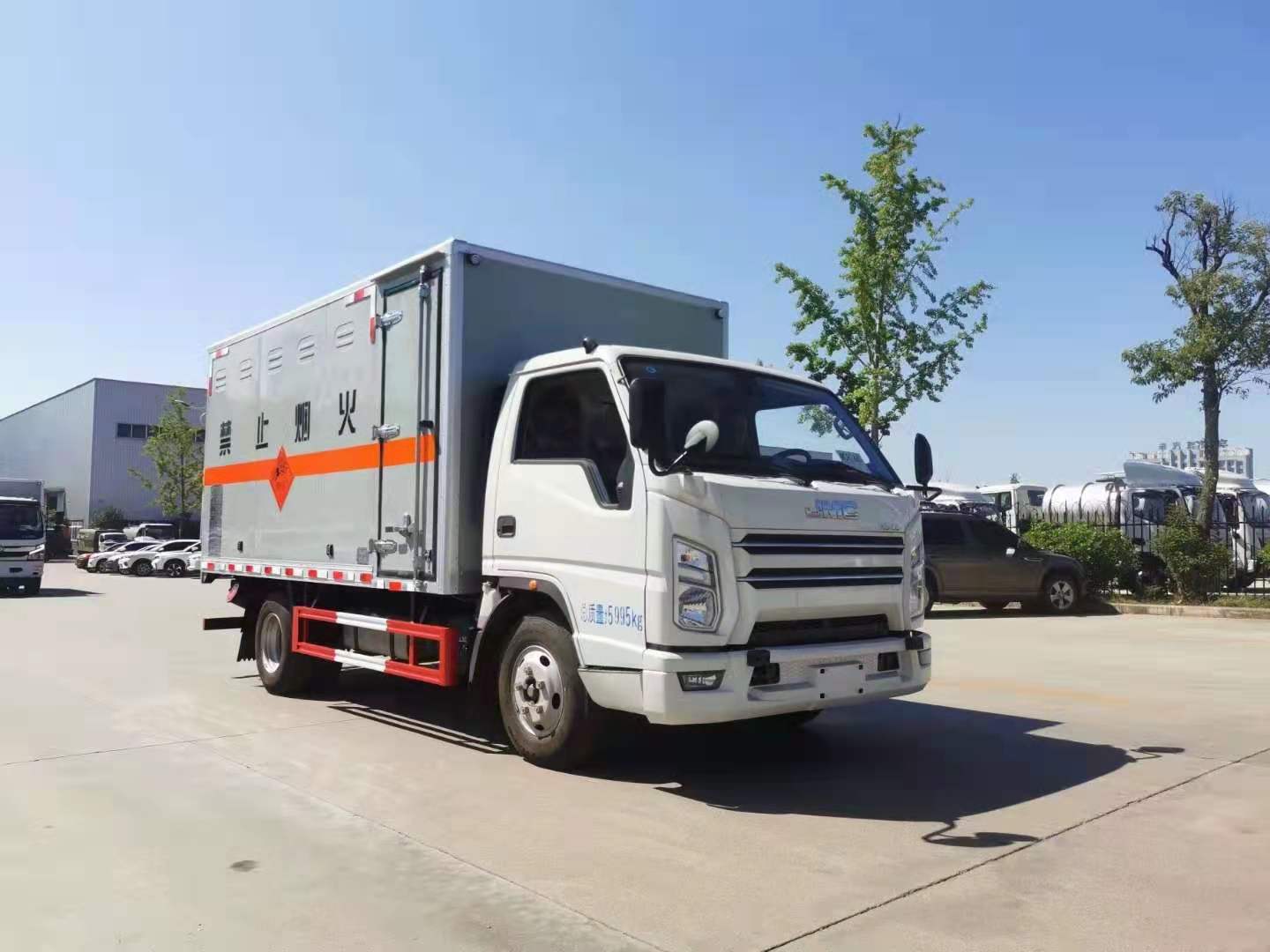 江铃4米2黄牌国六爆破器材运输车