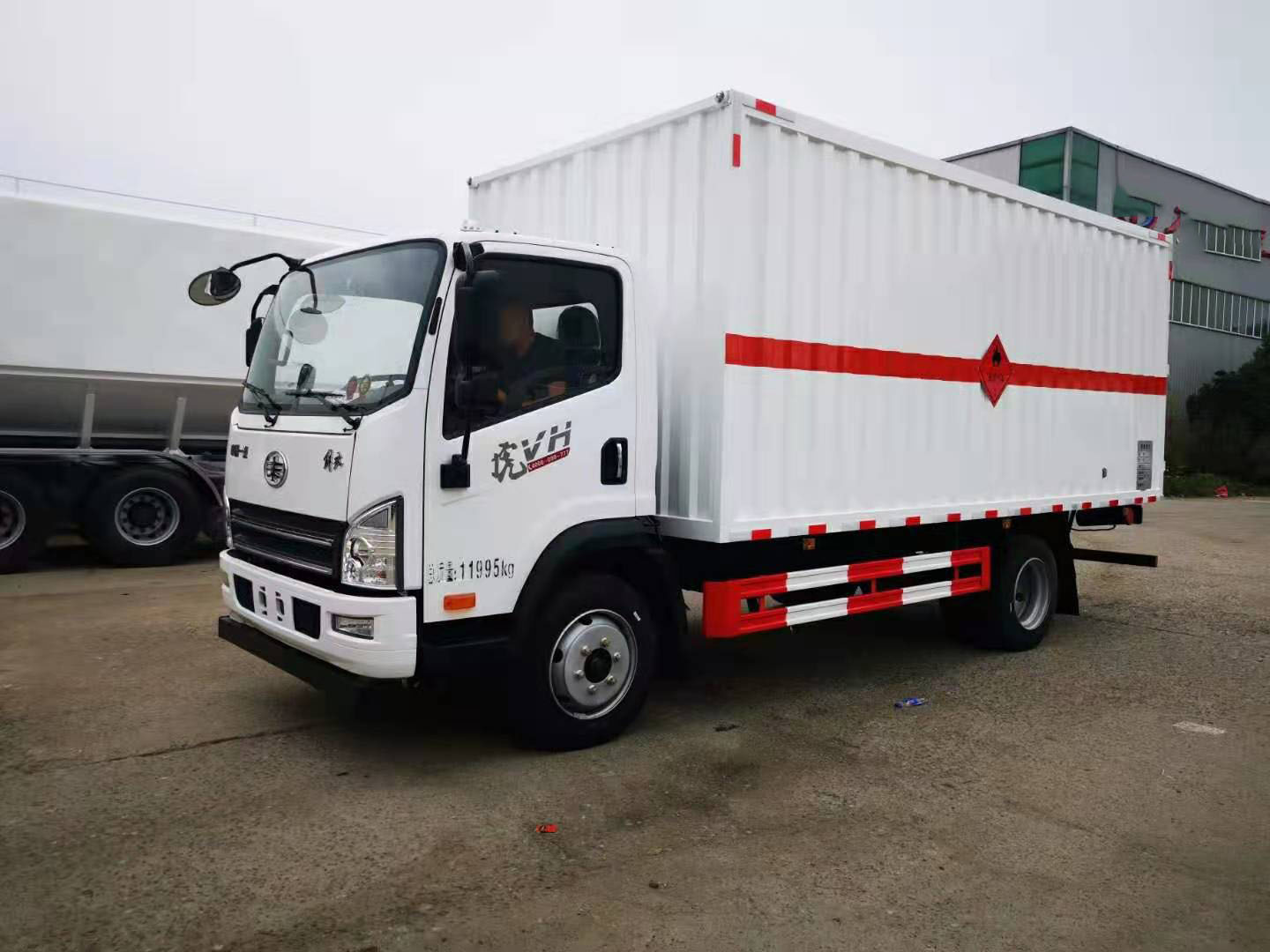 解放国六5米1瓦楞板危险品车