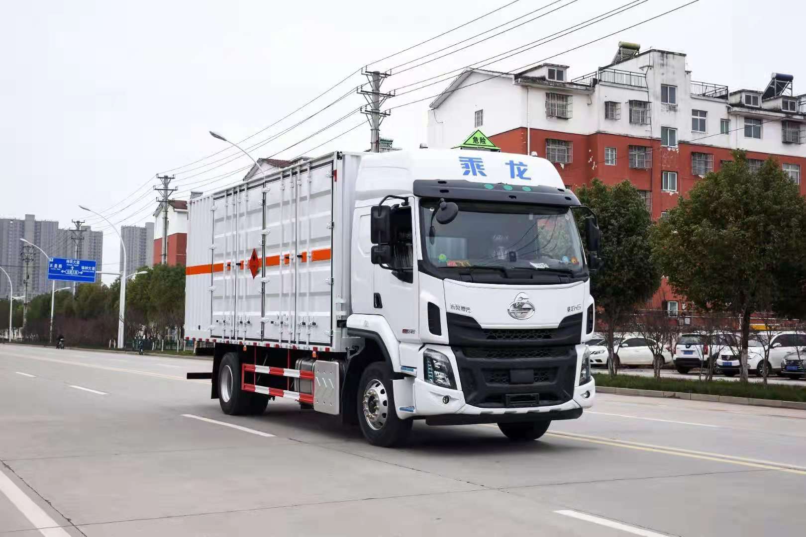 柳汽高顶双卧带双侧门危险品车