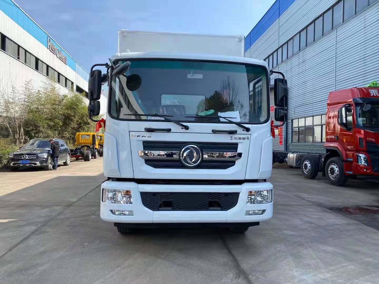 6米8东风D9腐蚀品厢式车