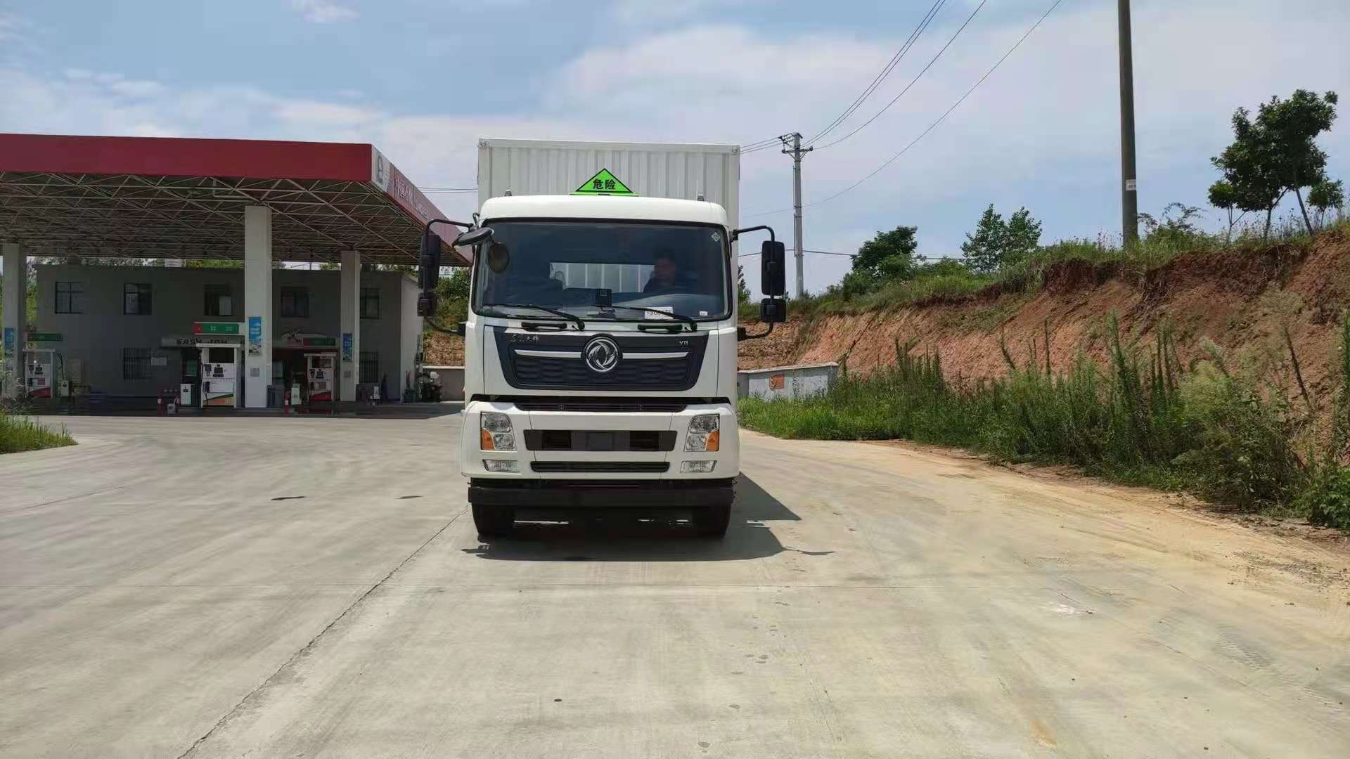 东风天锦三轴带三开侧门瓦楞板危险品车