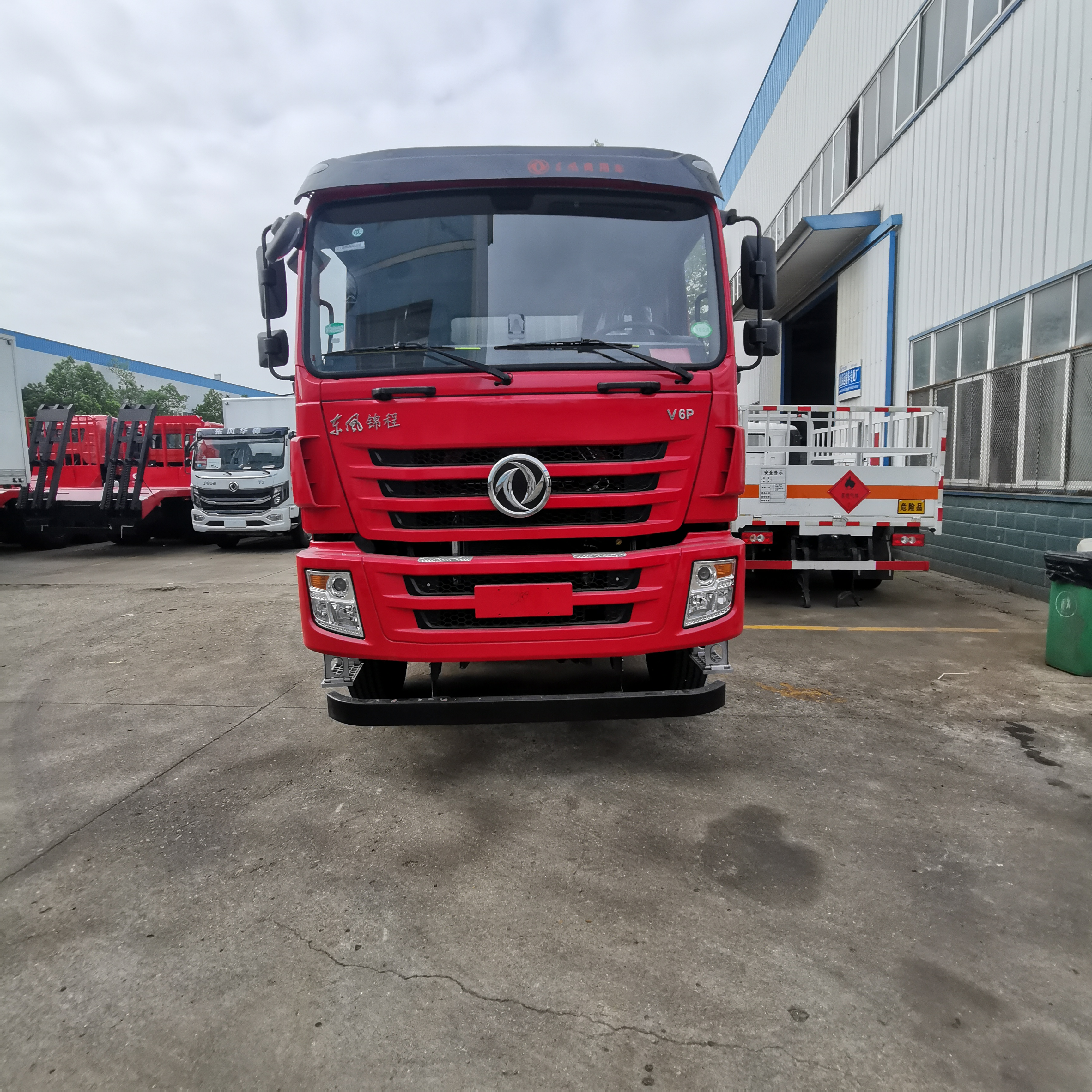 东风锦程国六前四后八带三开侧门危险品车