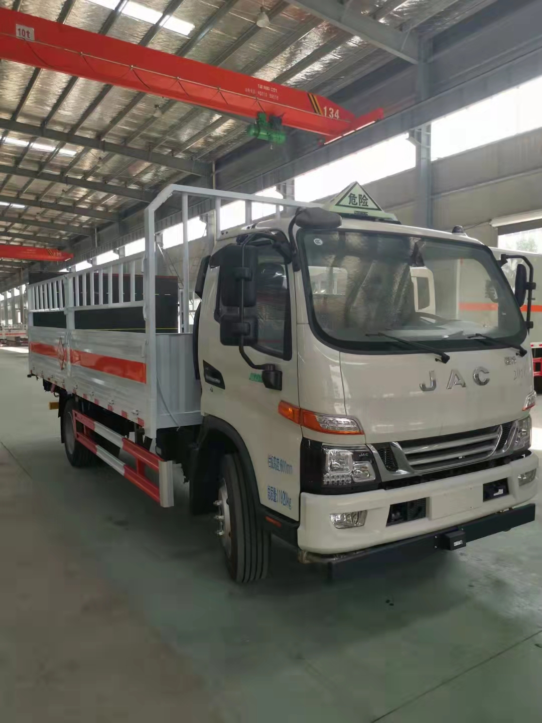 5.2米江淮骏铃V7厢体气瓶运输车