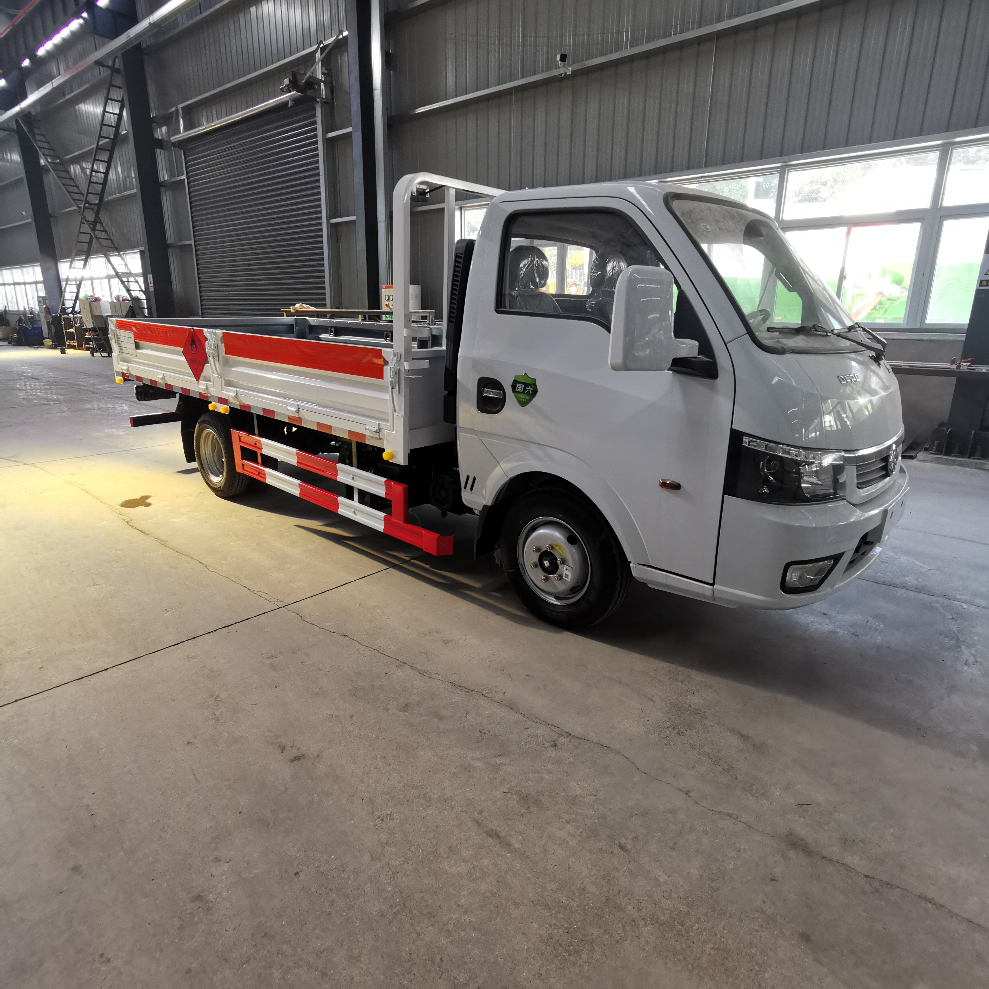 东风途逸柴油3.85米低栏板气瓶车