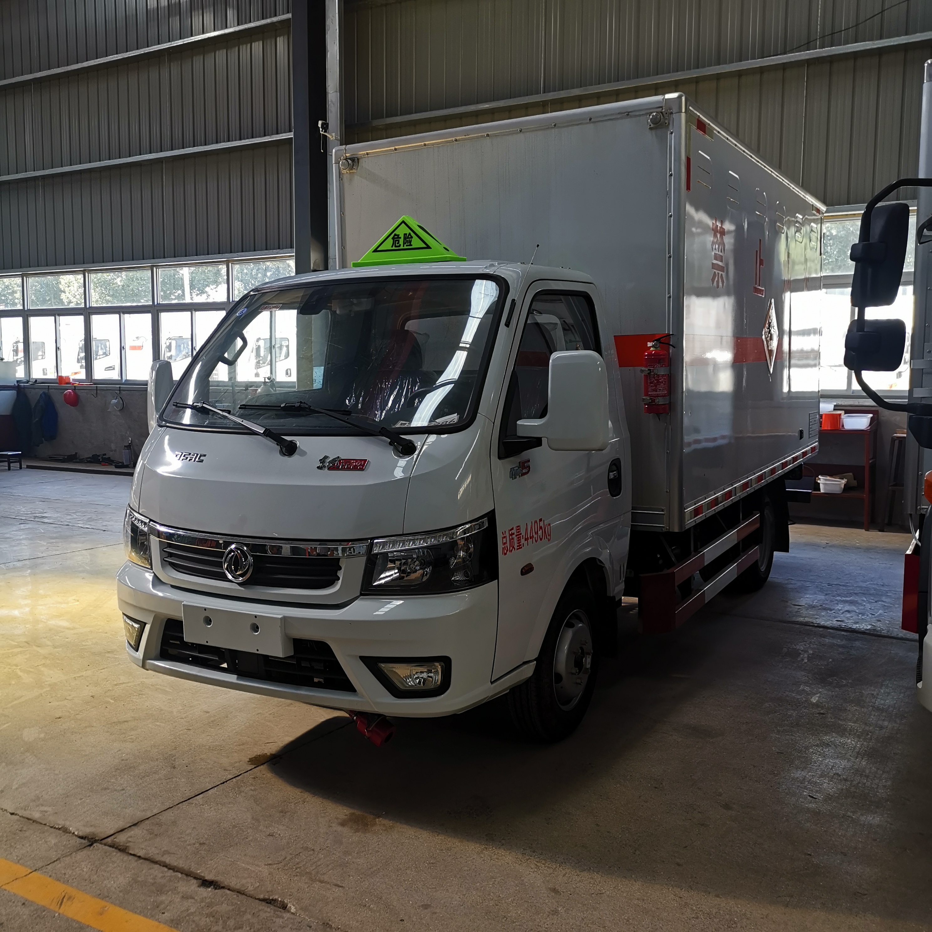 东风途逸3.79米九类危险品车