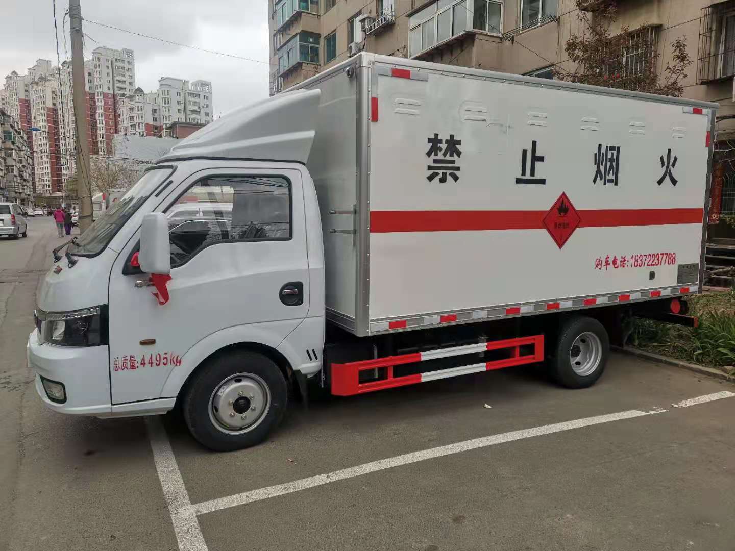 3米9货箱带双开侧门危险品车