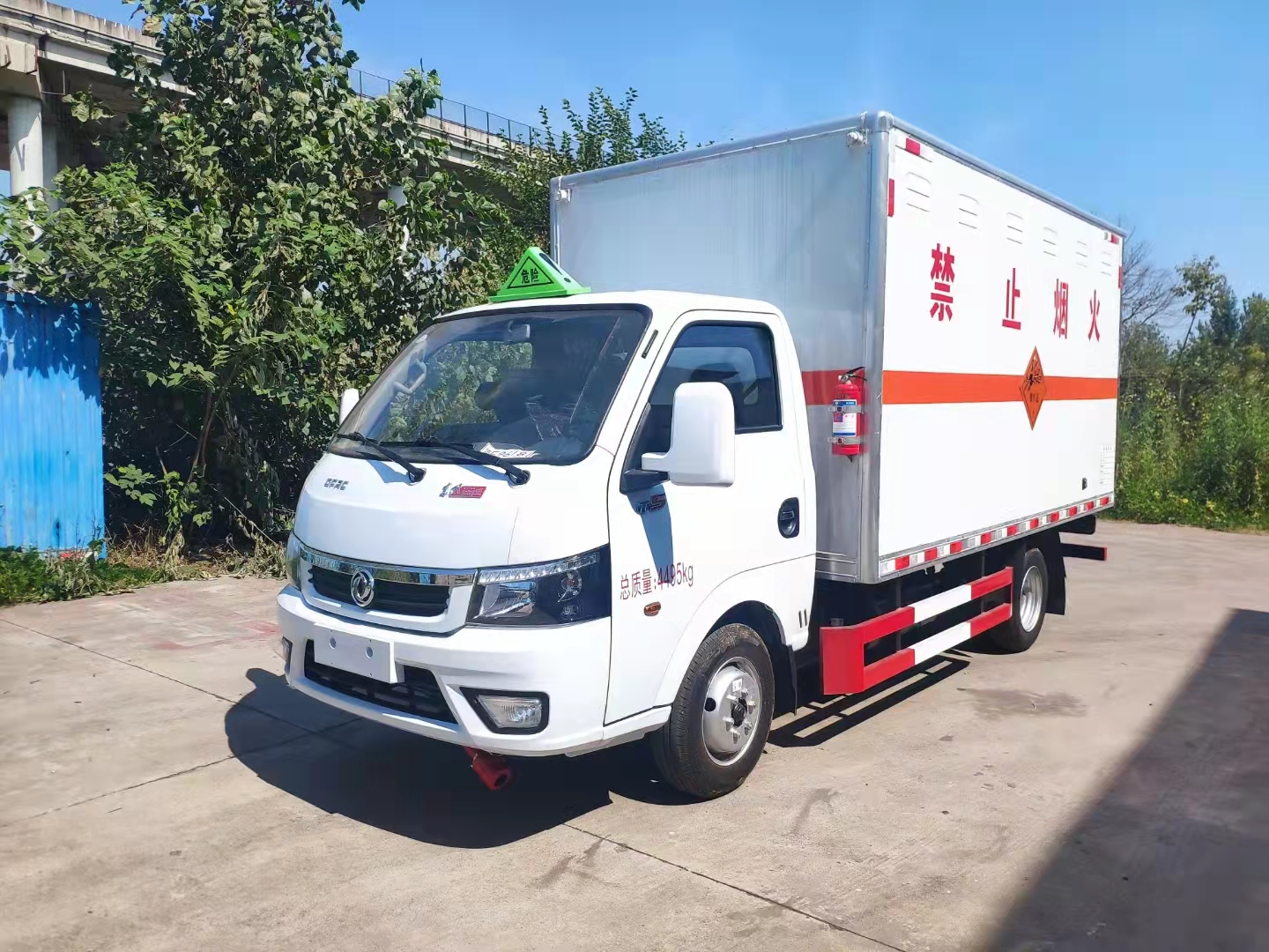 东风途逸3.79米柴油国六爆破车