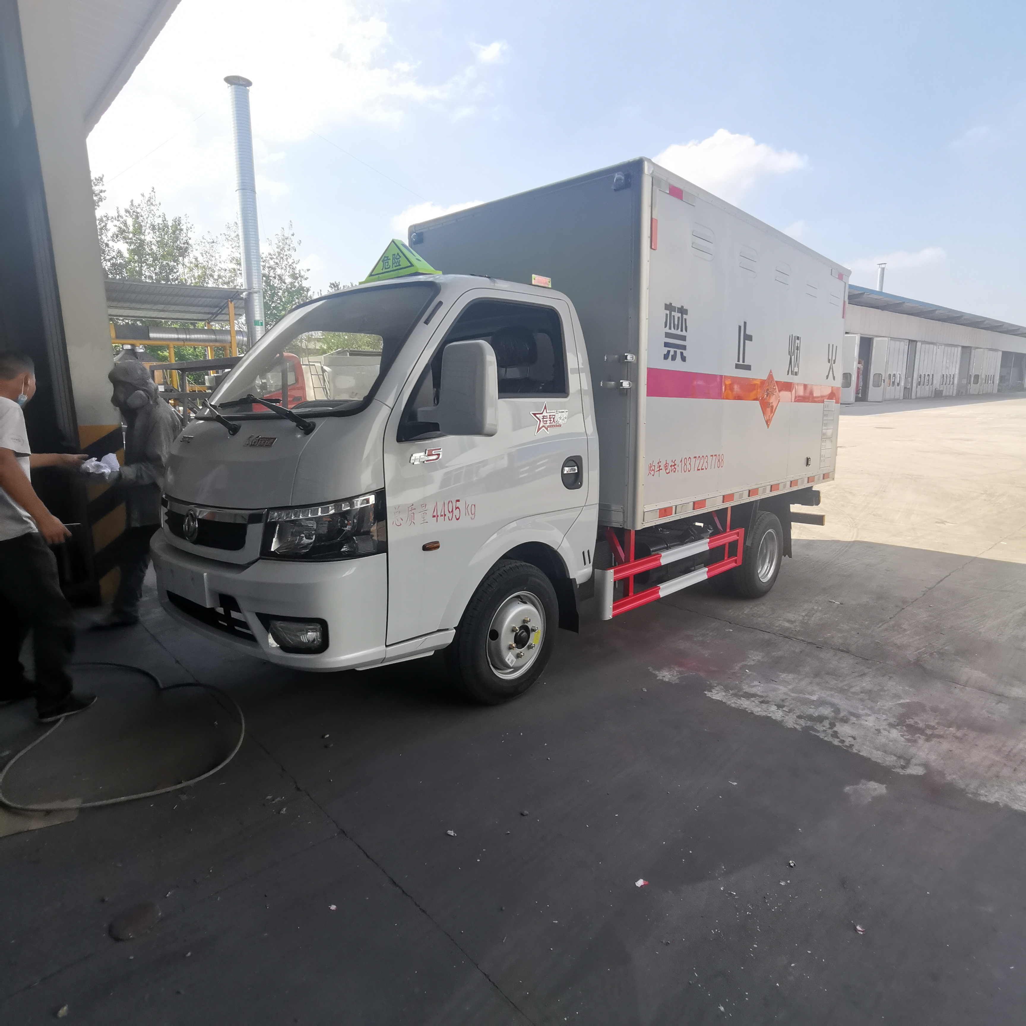 东风途逸国六带中开侧门柴油民爆车