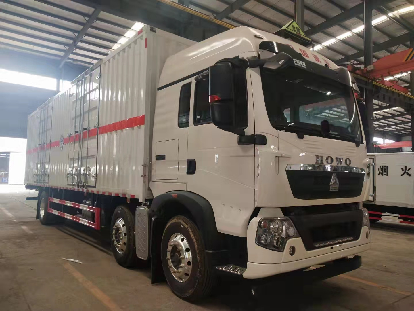 重汽三轴国六液体厢式运输车（瓦楞板）