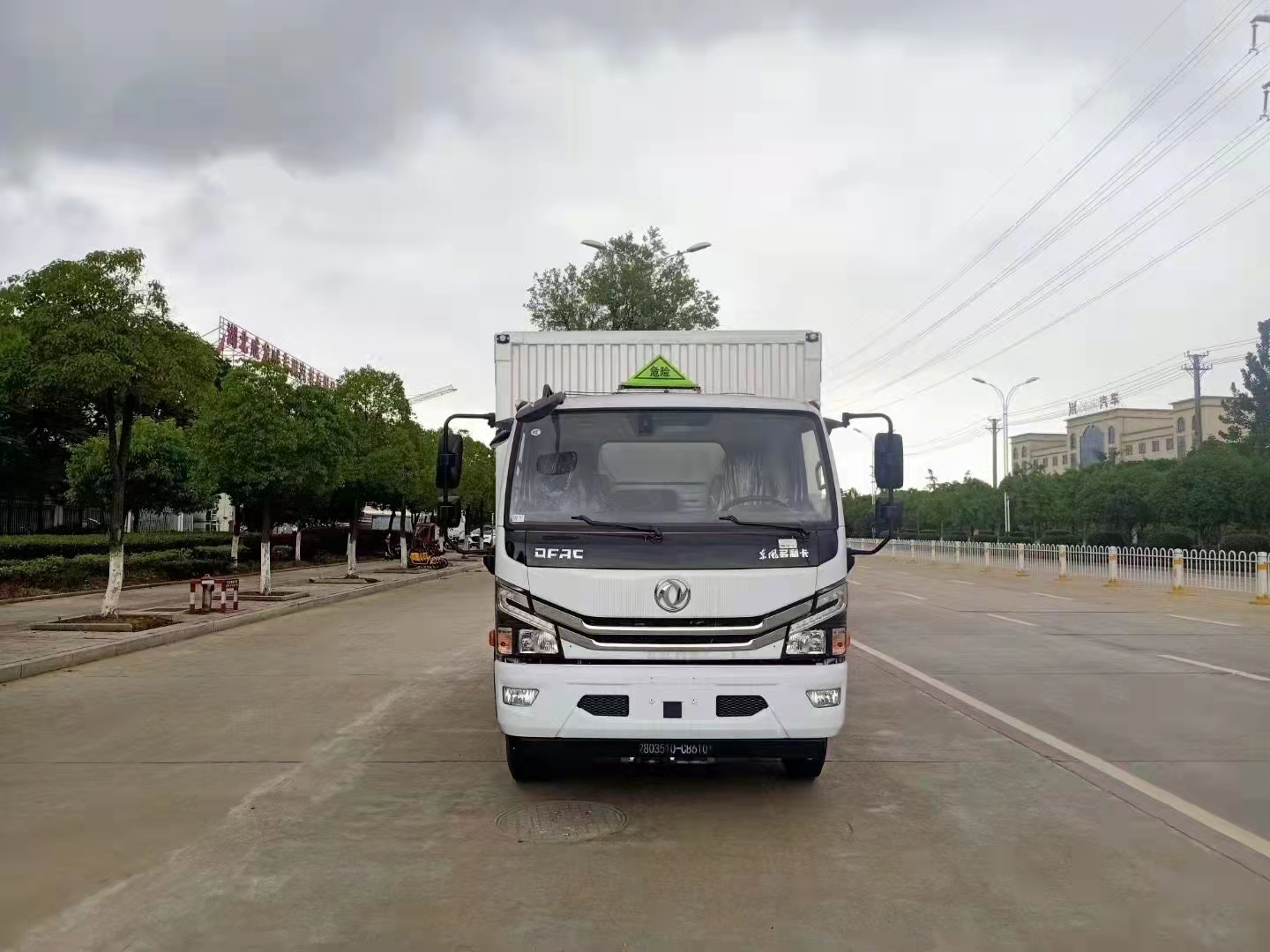 东风小黄牌额载4.8吨国六易燃气体厢式运输车