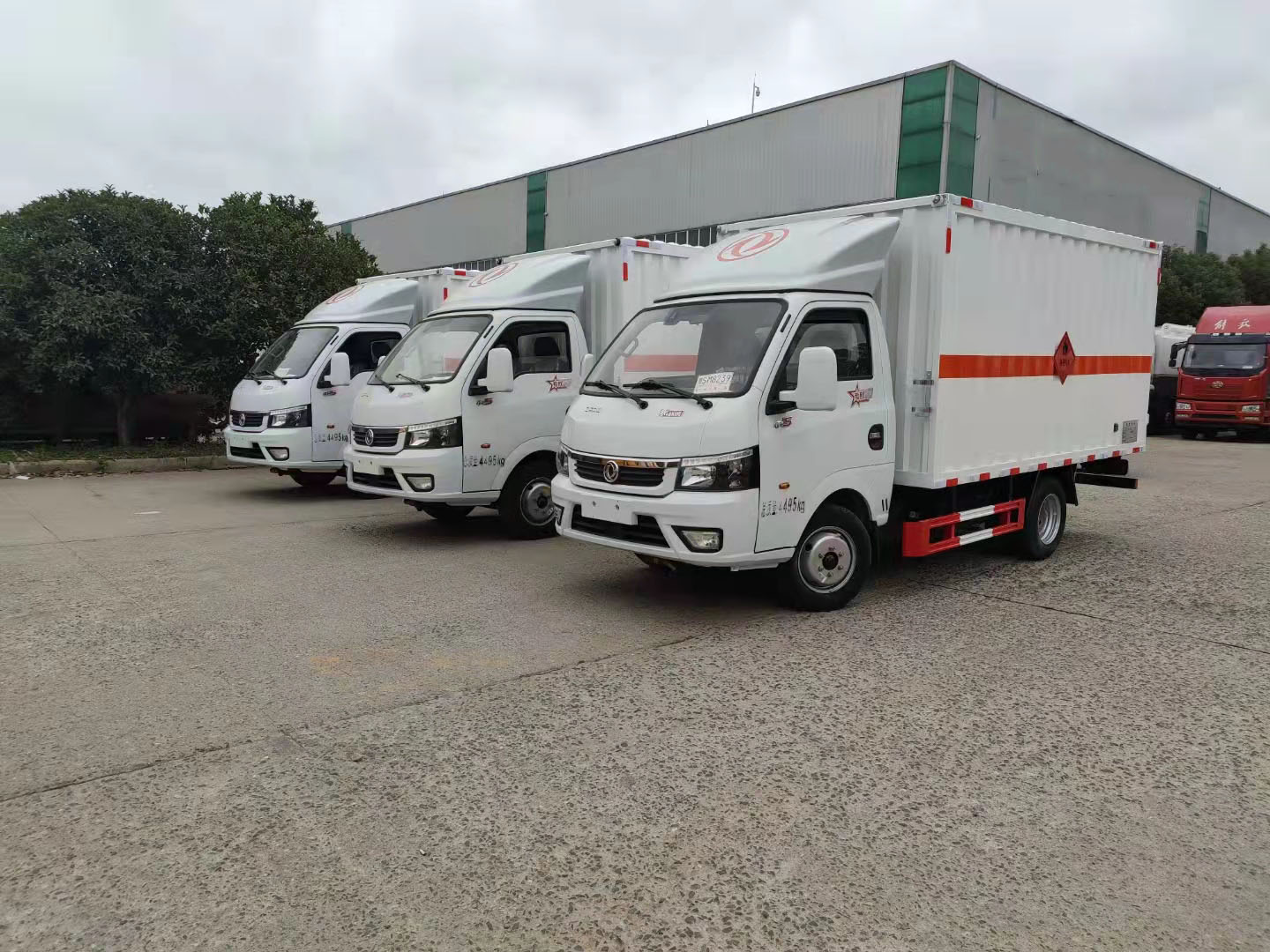 三台东风途逸瓦楞危险品车发车