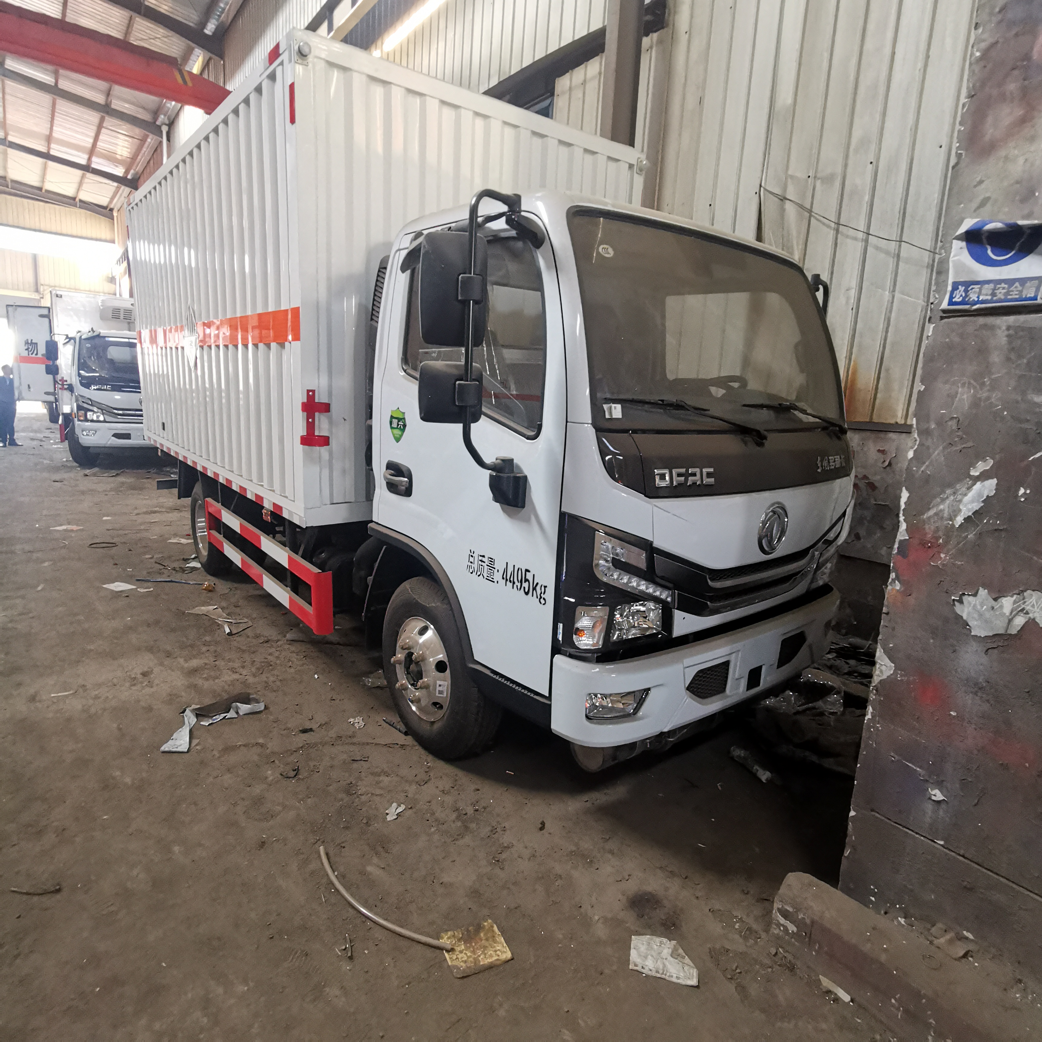 东风多利卡国六蓝牌瓦楞板危险品车