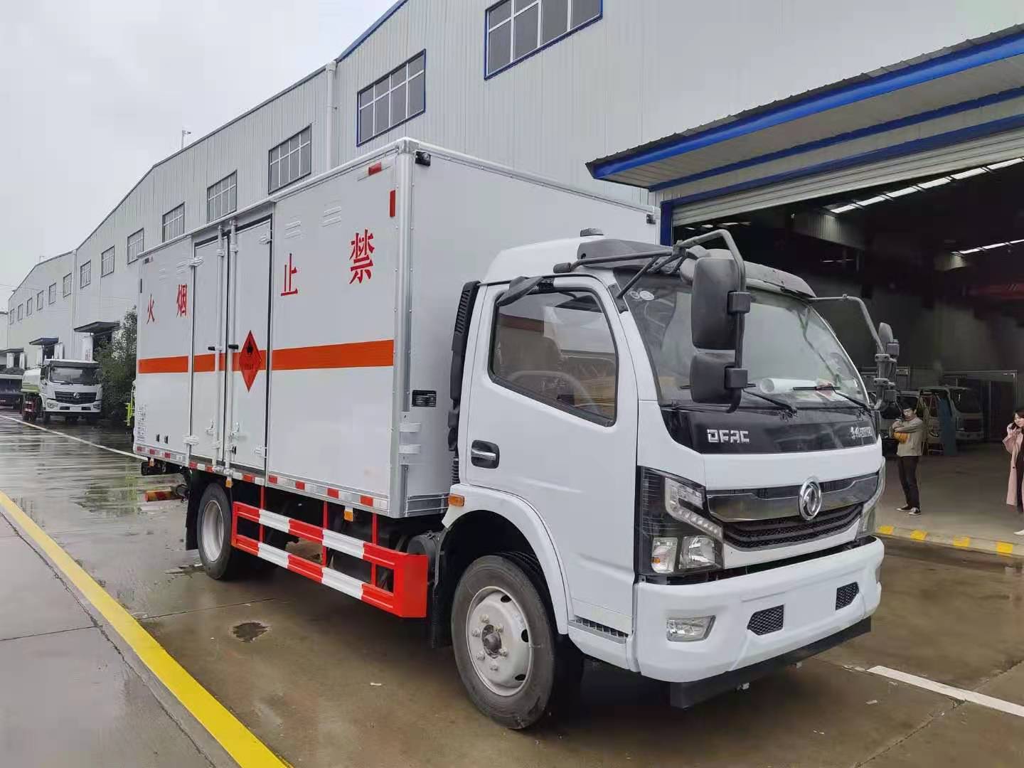 东风玉柴黄牌杂项危险品运输车