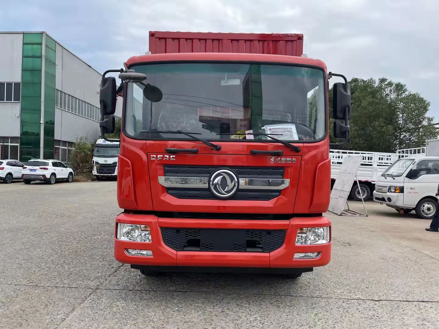 东风D9国六整车红瓦楞板危险品车