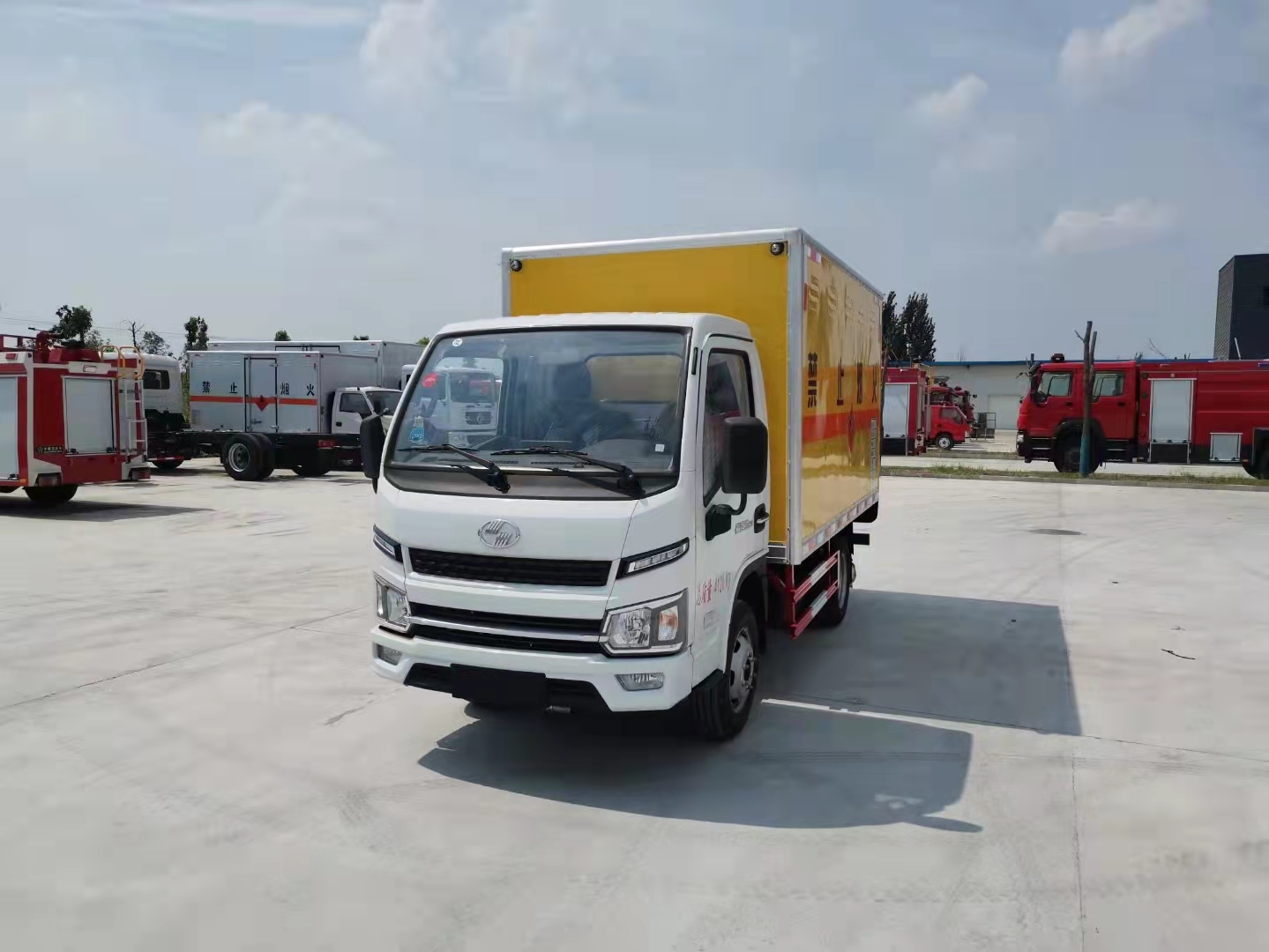 跃进柴油国六带前开侧门民爆车
