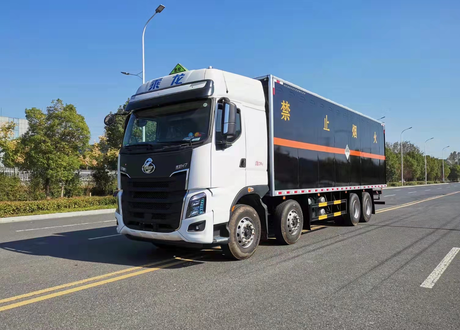 柳汽乘龙前四后八国六危险品车（白色车头黑色箱体）