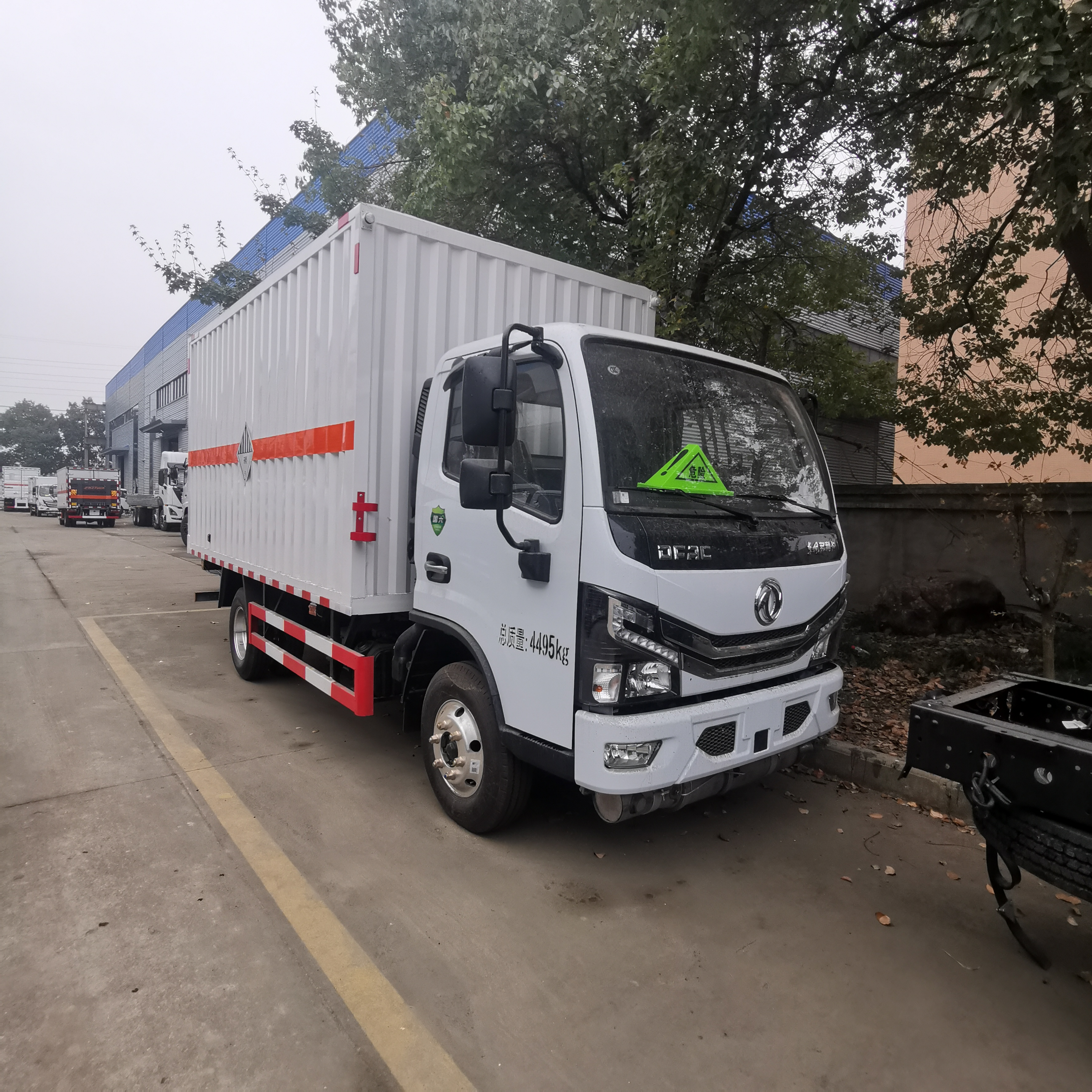 东风多利卡蓝牌瓦楞板杂项危险品车