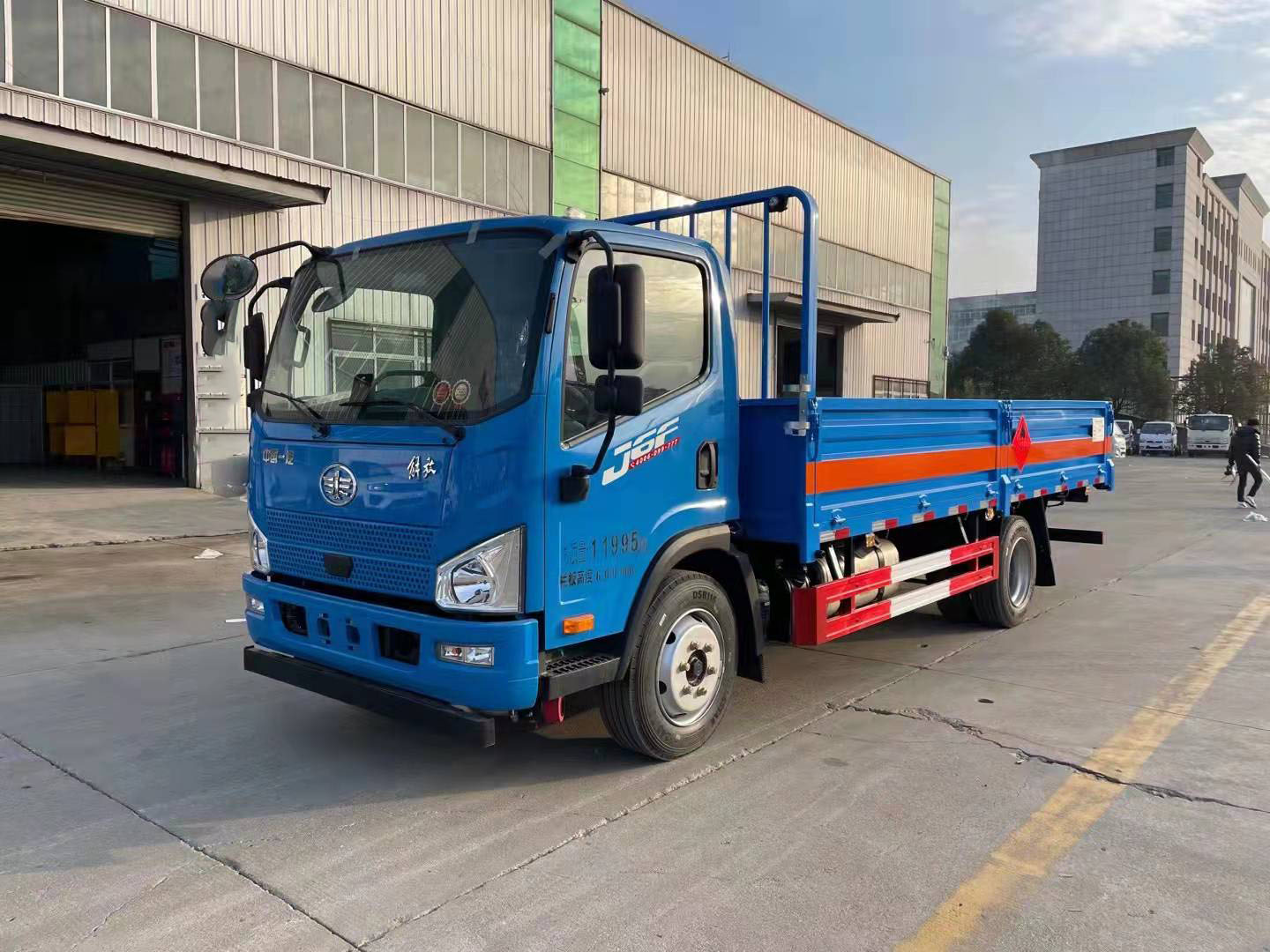 解放J6F国六蓝色低栏板气瓶车