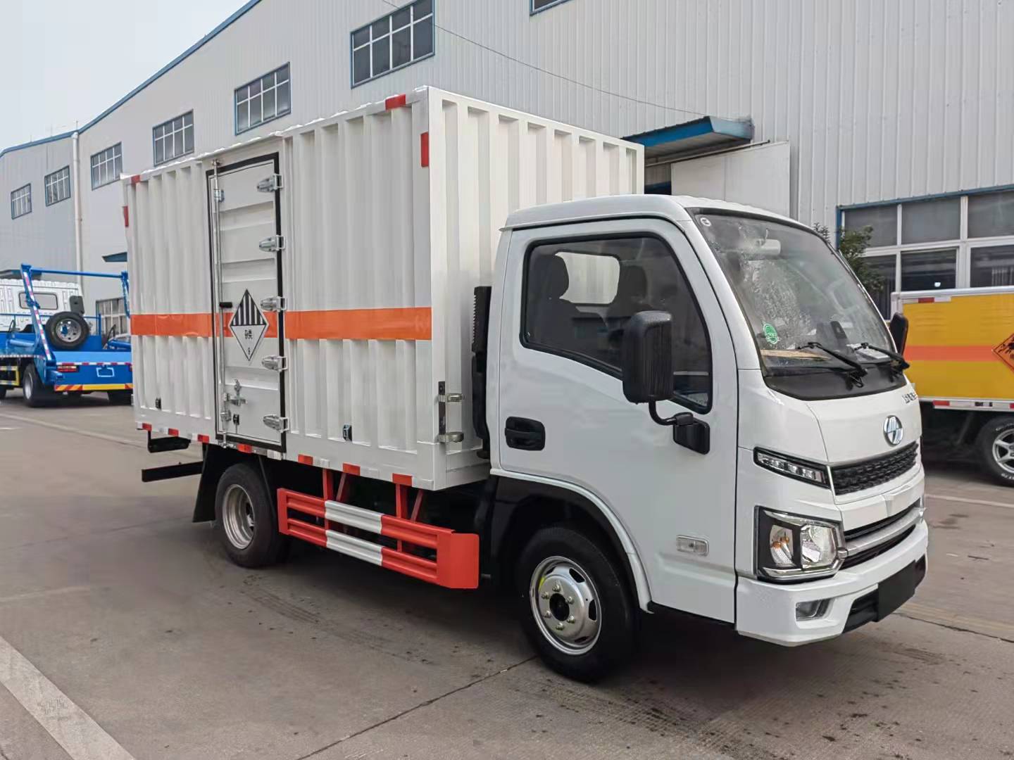 跃进3米3国六柴油瓦楞板危险品车