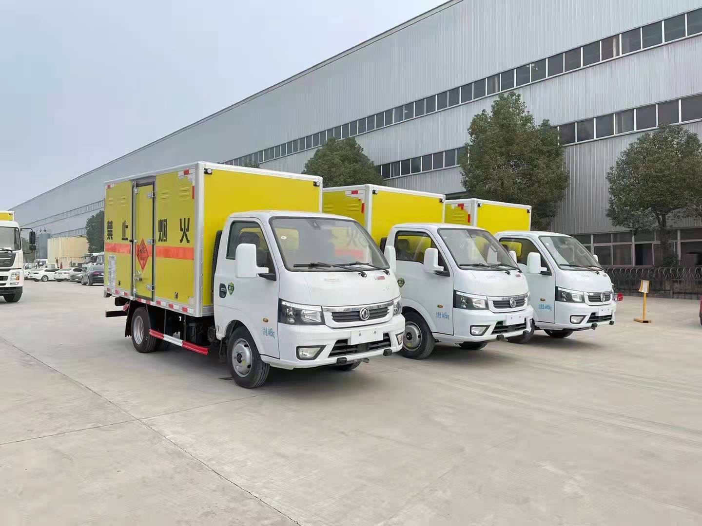 重庆邱总订购三台东风途逸爆破车
