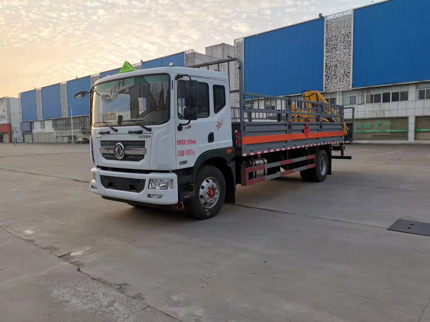 东风D9带尾部吊机国六气瓶车