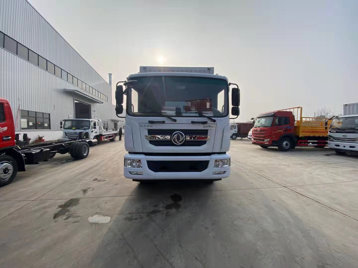东风多利卡D9国六杂项危险物品厢式运输车