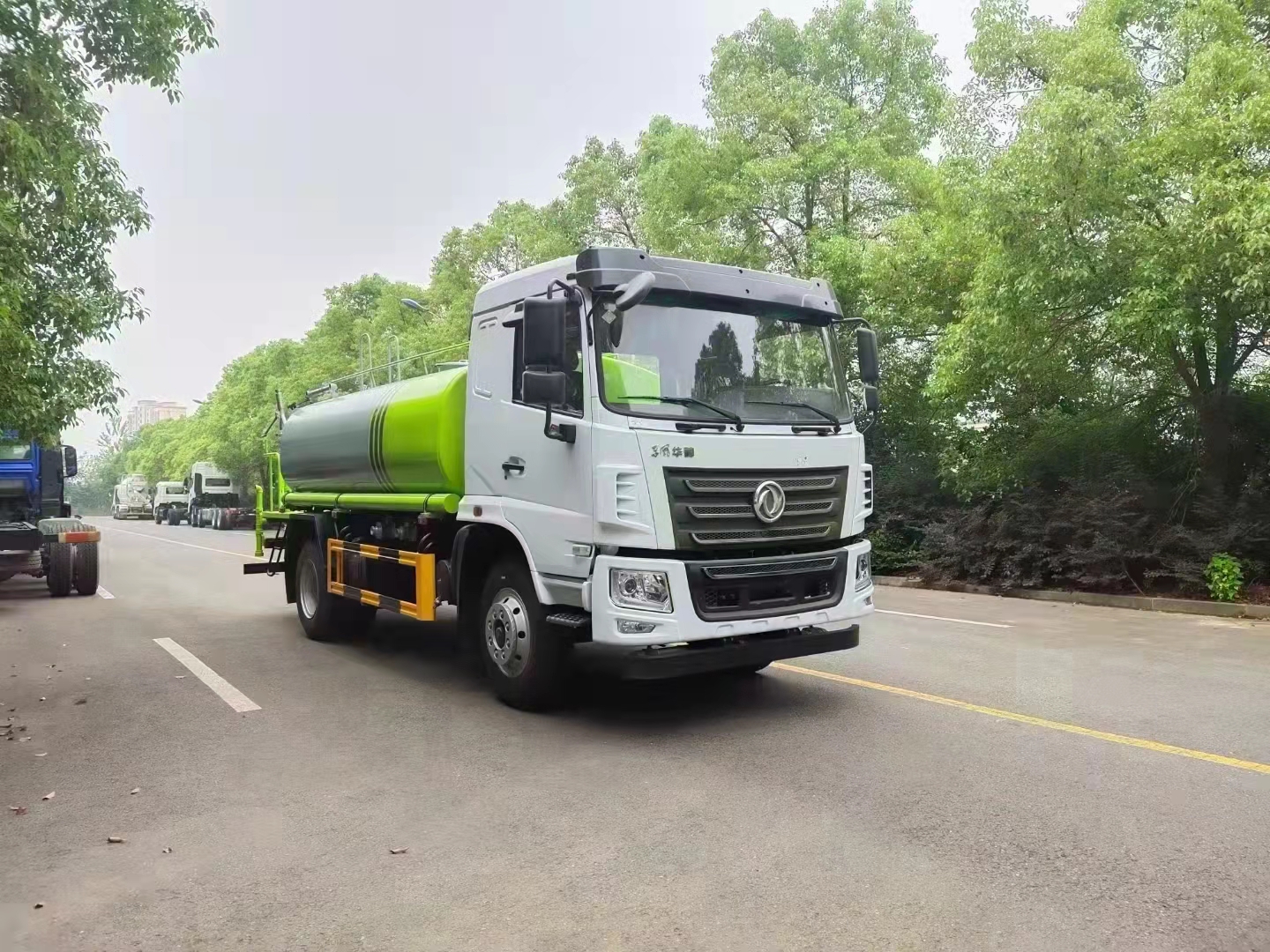东风华神F5国六洒水车