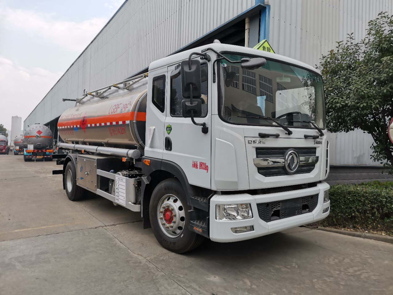 东风D9国六铝合金罐式运输车