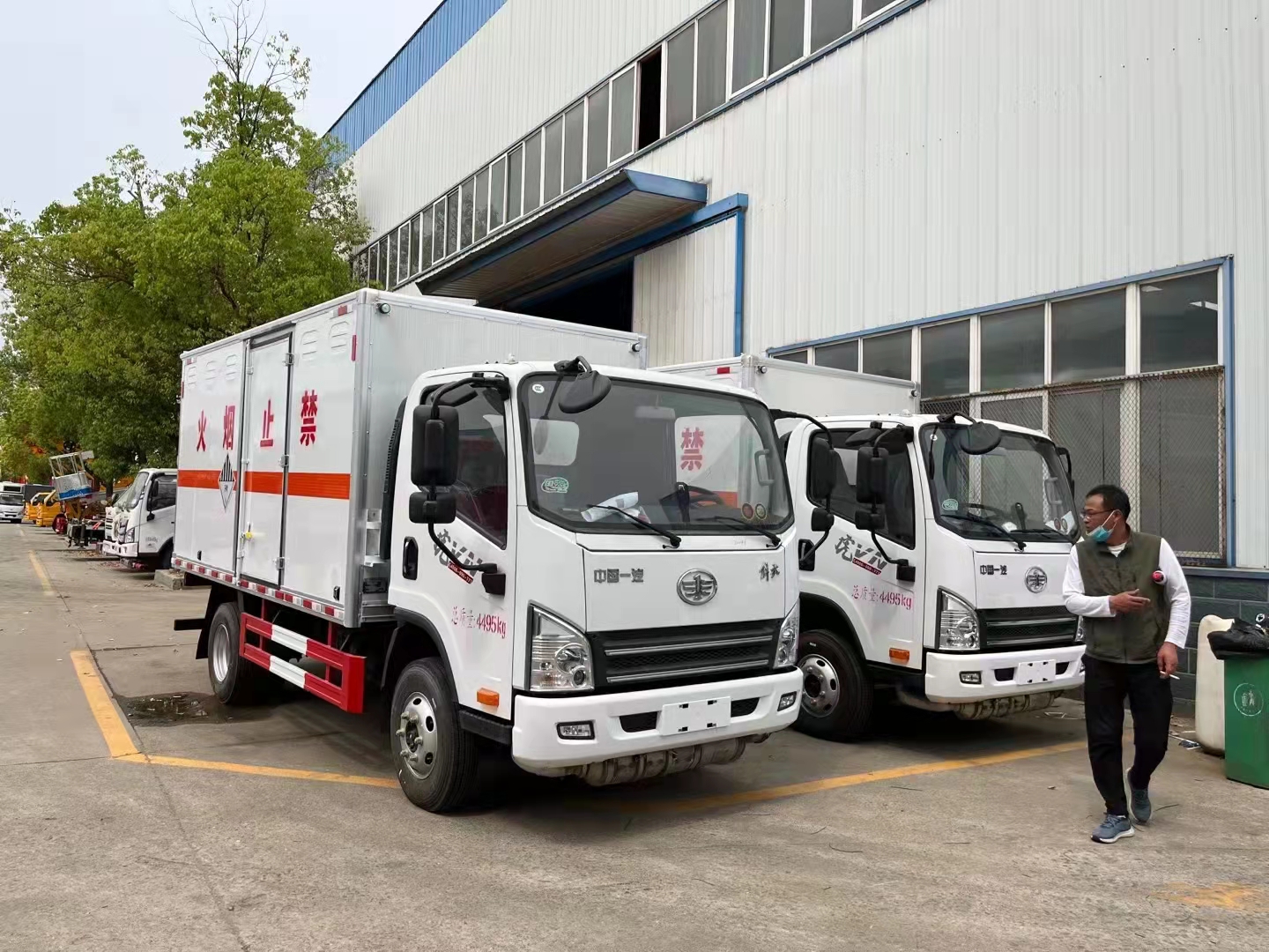 新疆李总在我司批量订购2台解放杂项危险品车