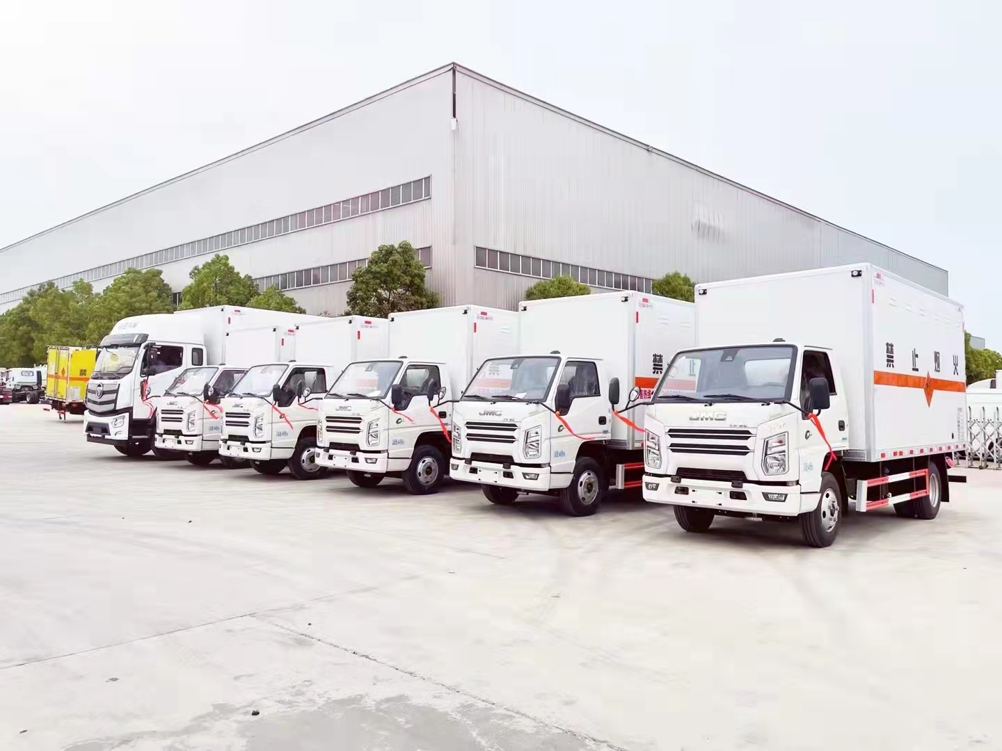 甘肃李总批量订购6台国六危险品车