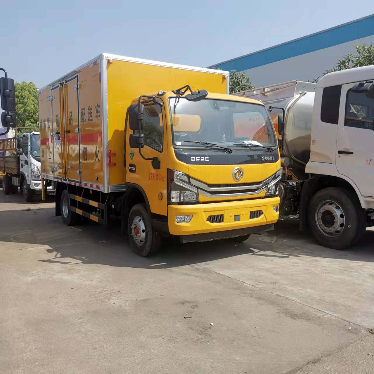 城市配送定制少不了东风大多利卡黄色危险品车