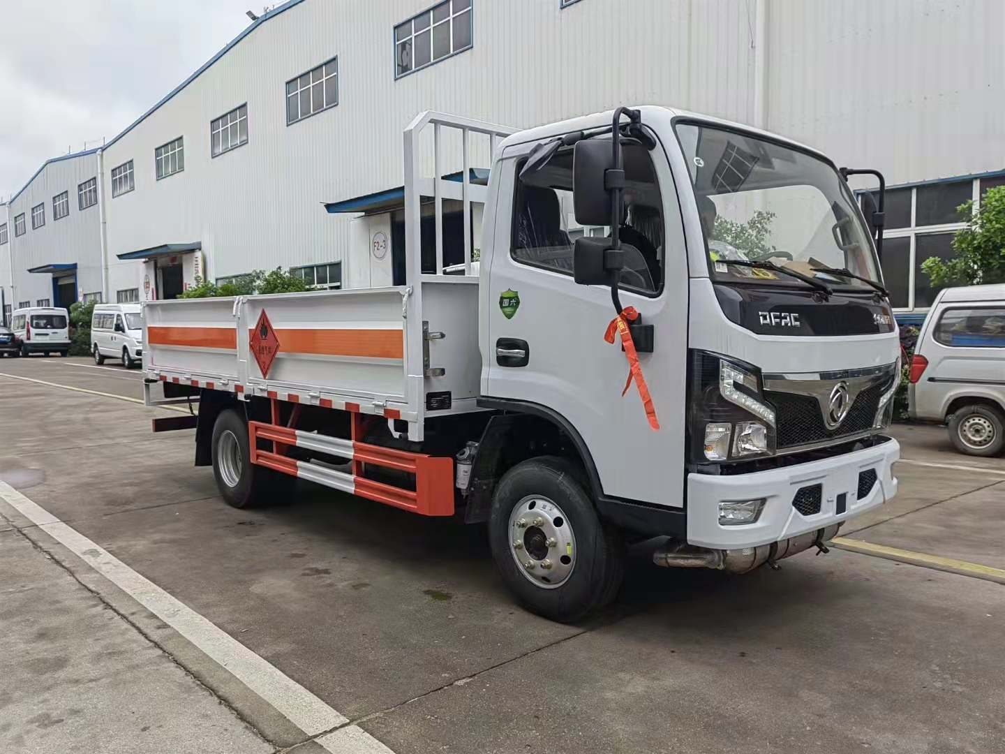 蓝牌预算足够的车型——东风福瑞卡4.2米国六蓝牌气瓶运输车