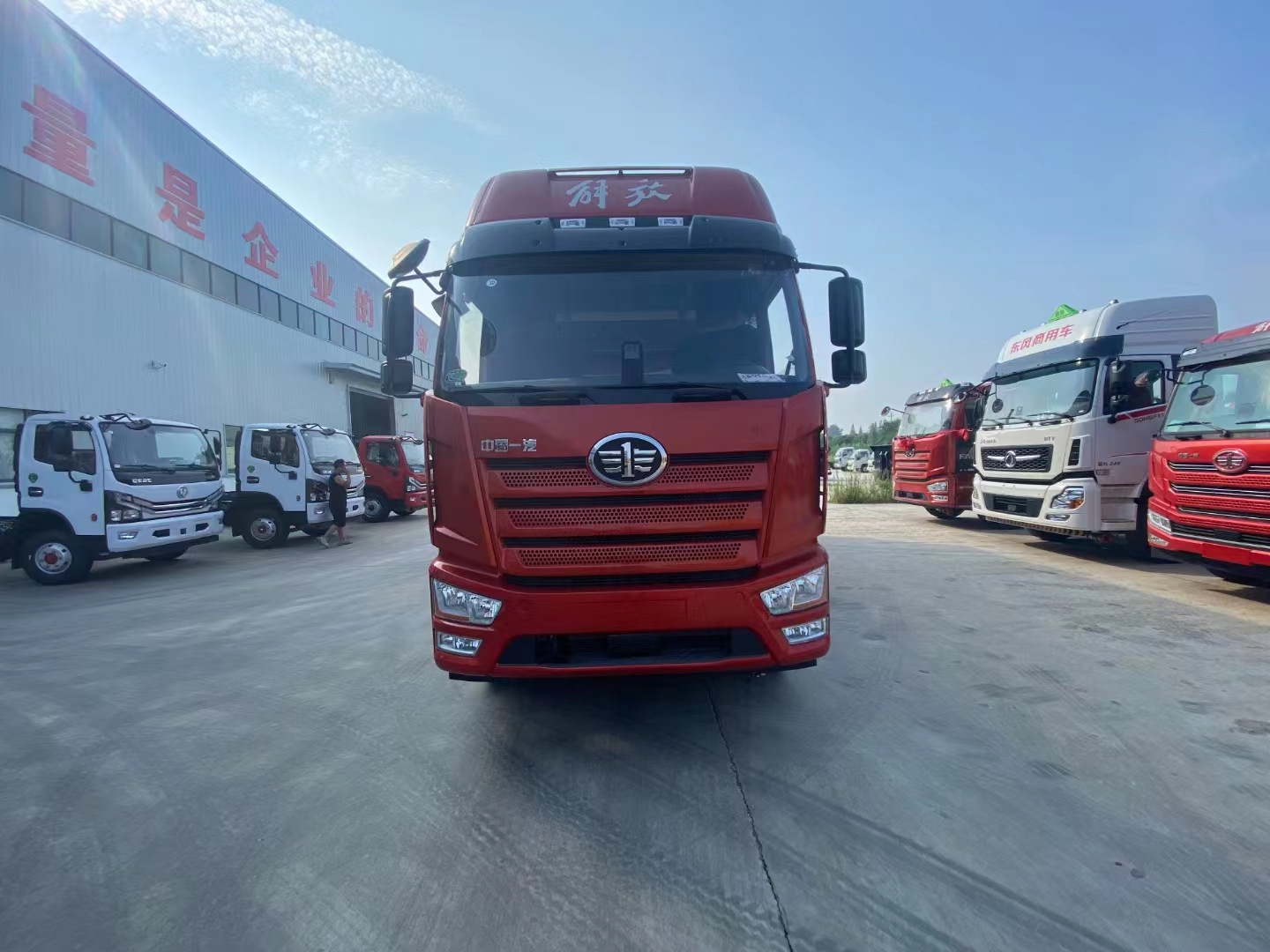 解放单桥高顶双卧瓦楞板危险品车