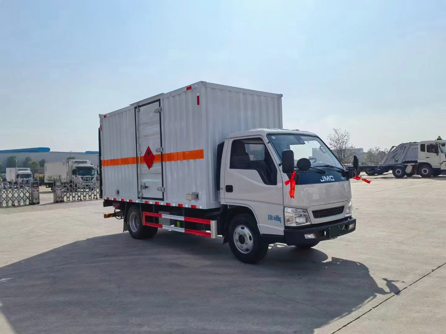 江铃国六带液压尾板瓦楞板危险品车