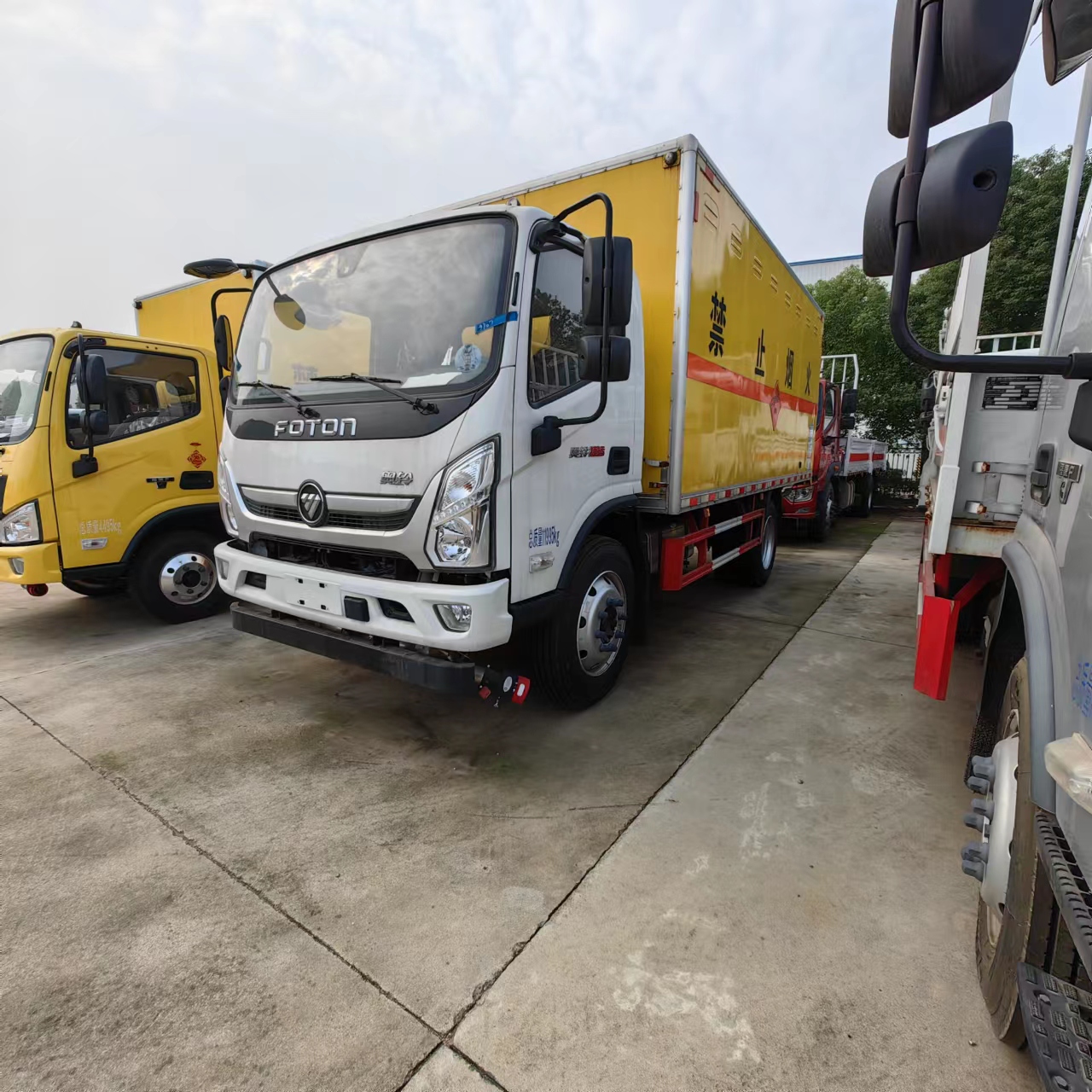 福田奥铃7吨国六危化品车