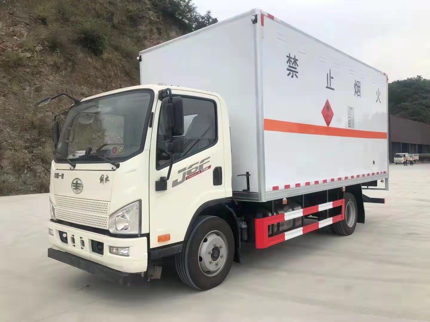 解放J6F国六易燃气体厢式运输车