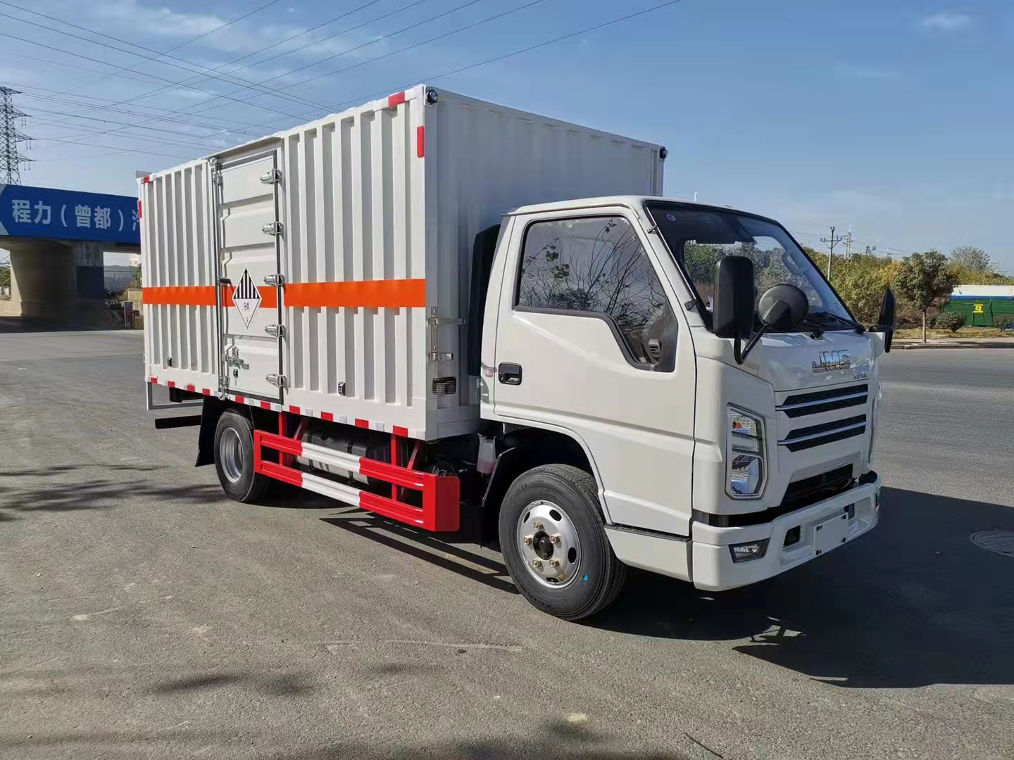 江铃国六瓦楞板蓝牌杂项危险品车