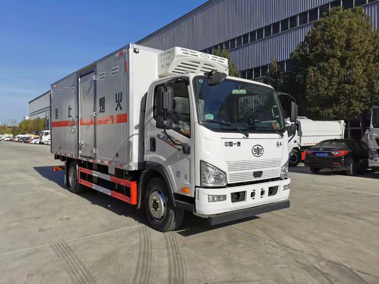 解放J6F国六杂项带制冷机组危险品车