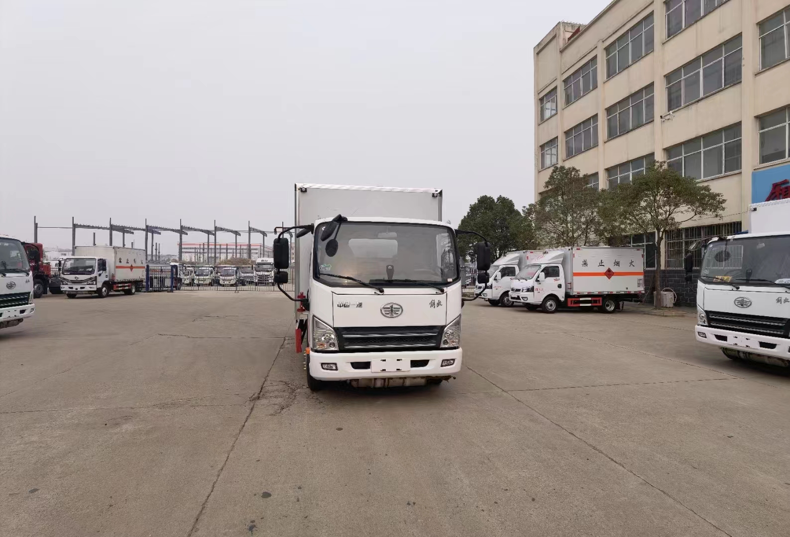 解放国六小黄牌4米2易燃气体厢式运输车