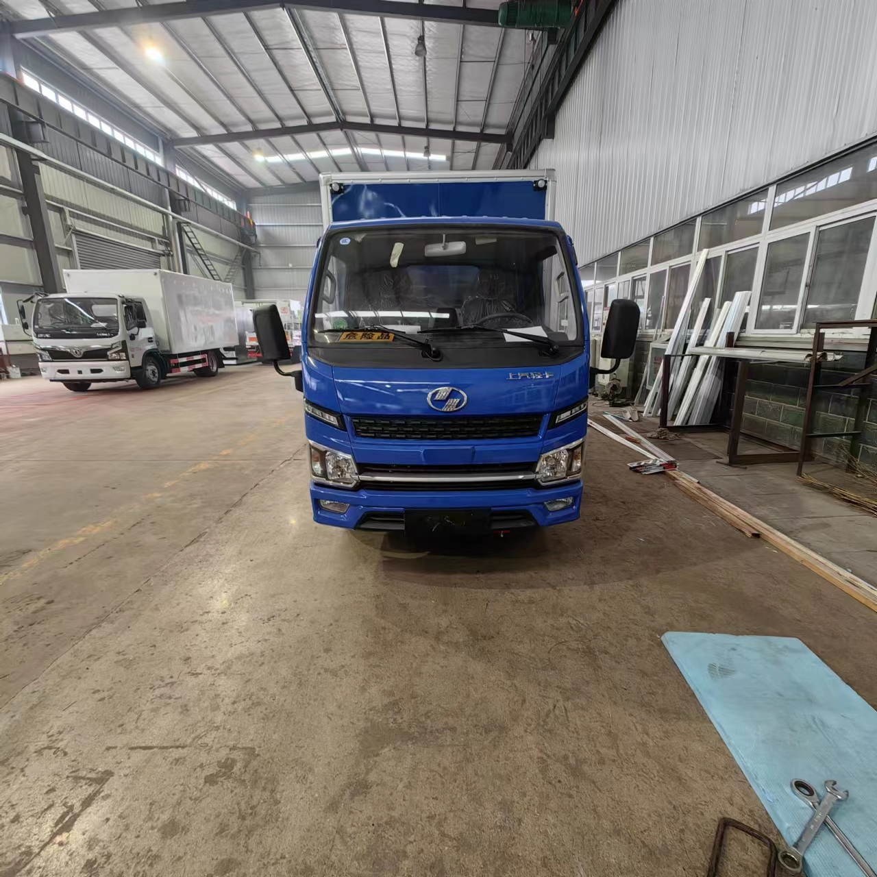 跃进S80整车蓝色易燃气体厢式运输车