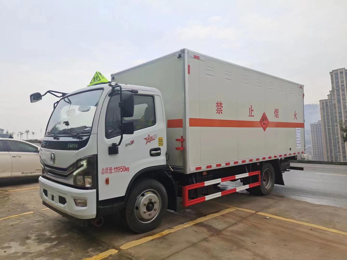 东风大多利卡带前开侧门危险品车