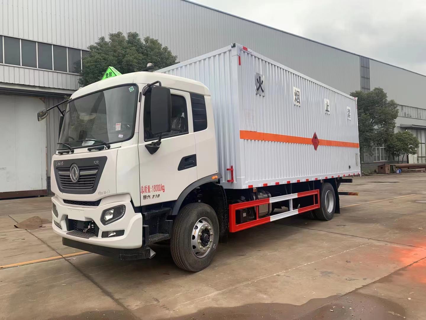 东风天锦大单桥7.65米危险品厢式车