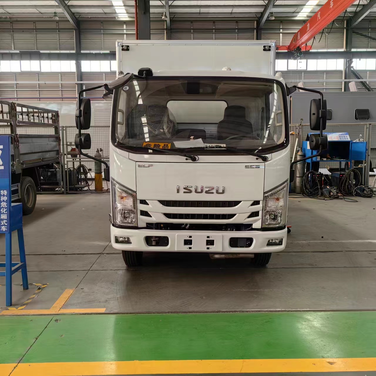 五十铃国六带液压尾板易燃气体厢式车