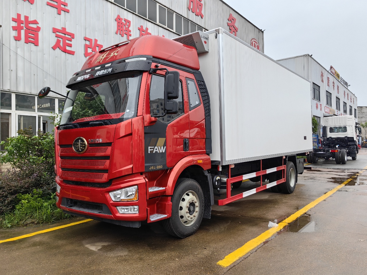 解放J6L国六300马力6.8米冷藏车