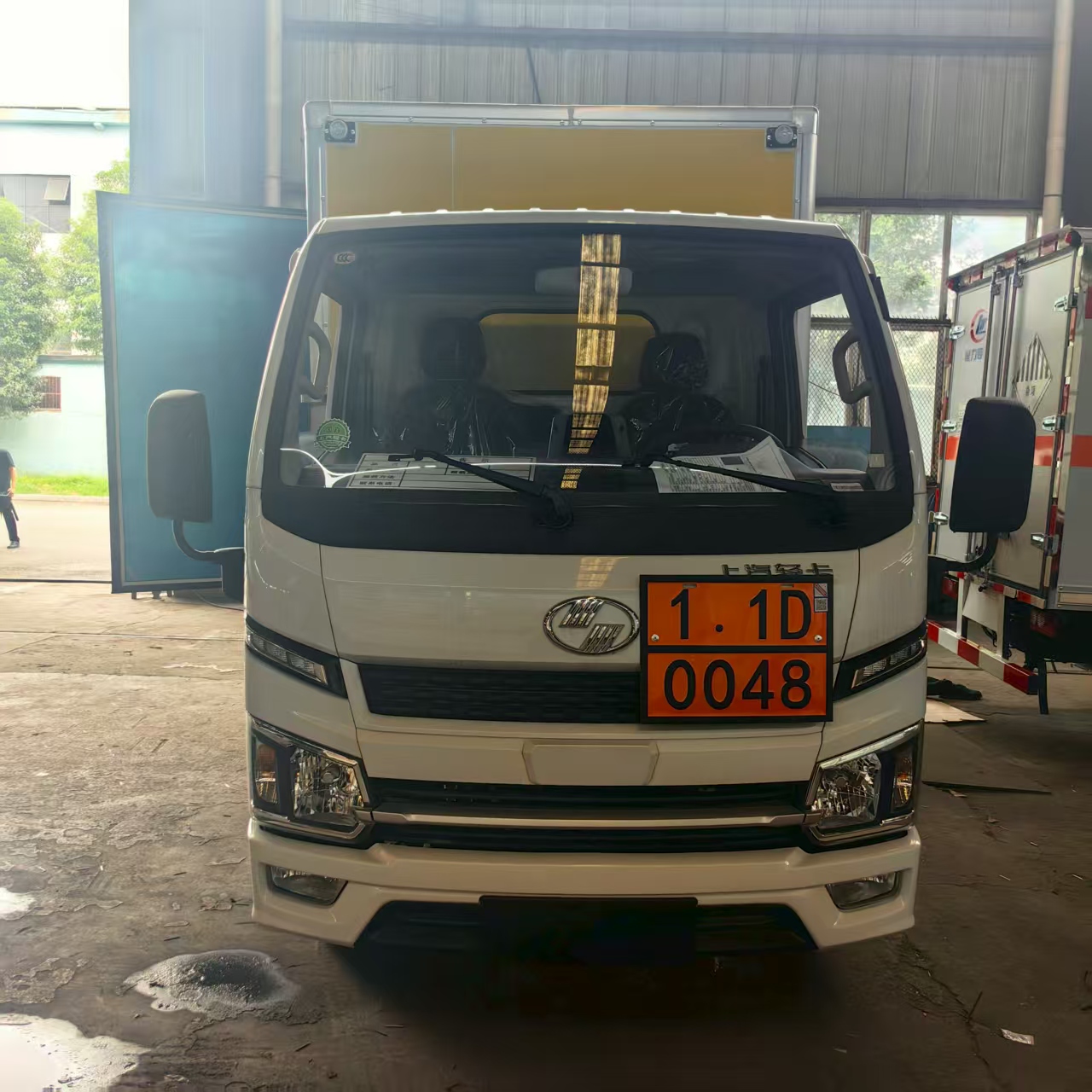 跃进S80国六带隔仓爆破车
