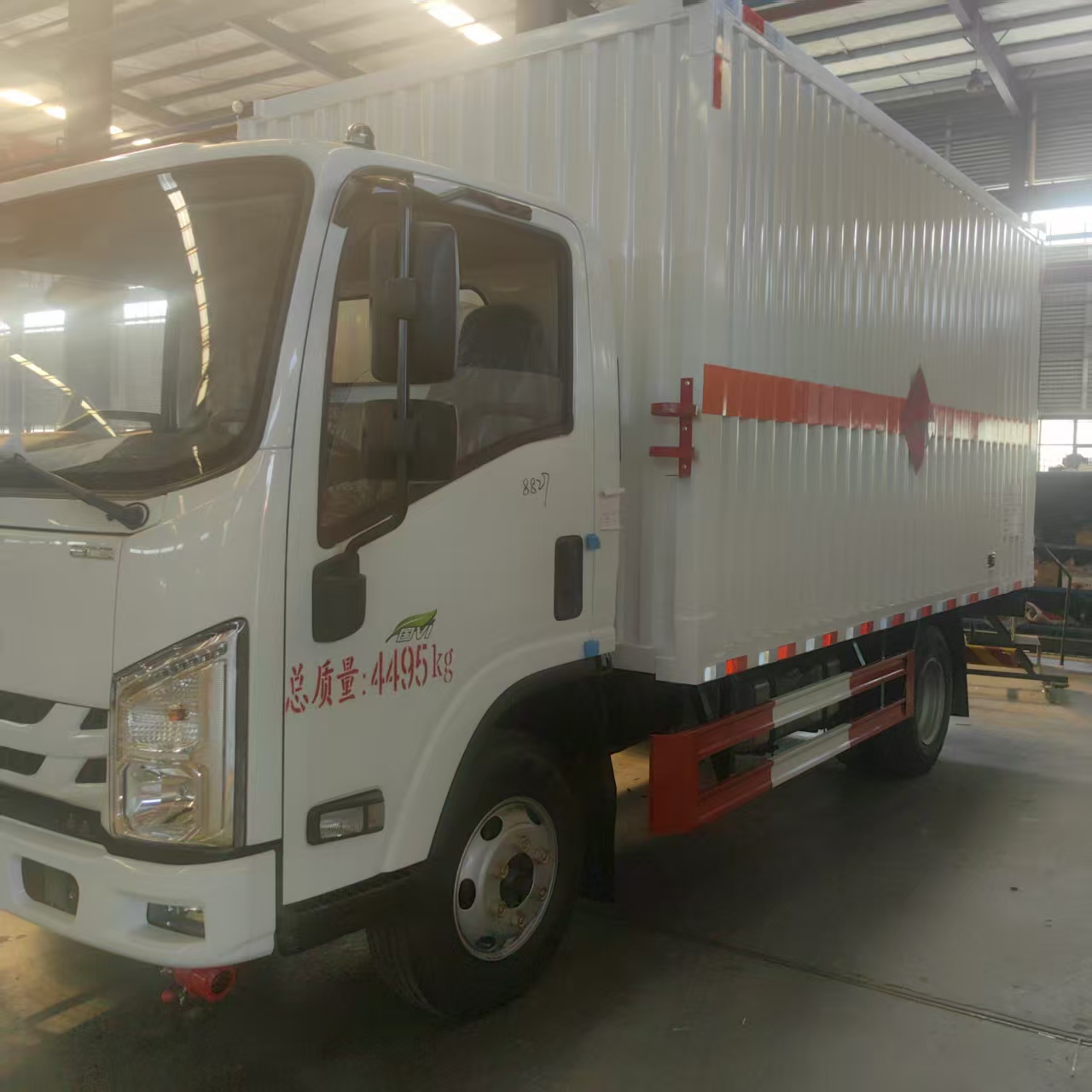 守护安全的五十铃蓝牌带尾板拉液化钢瓶车