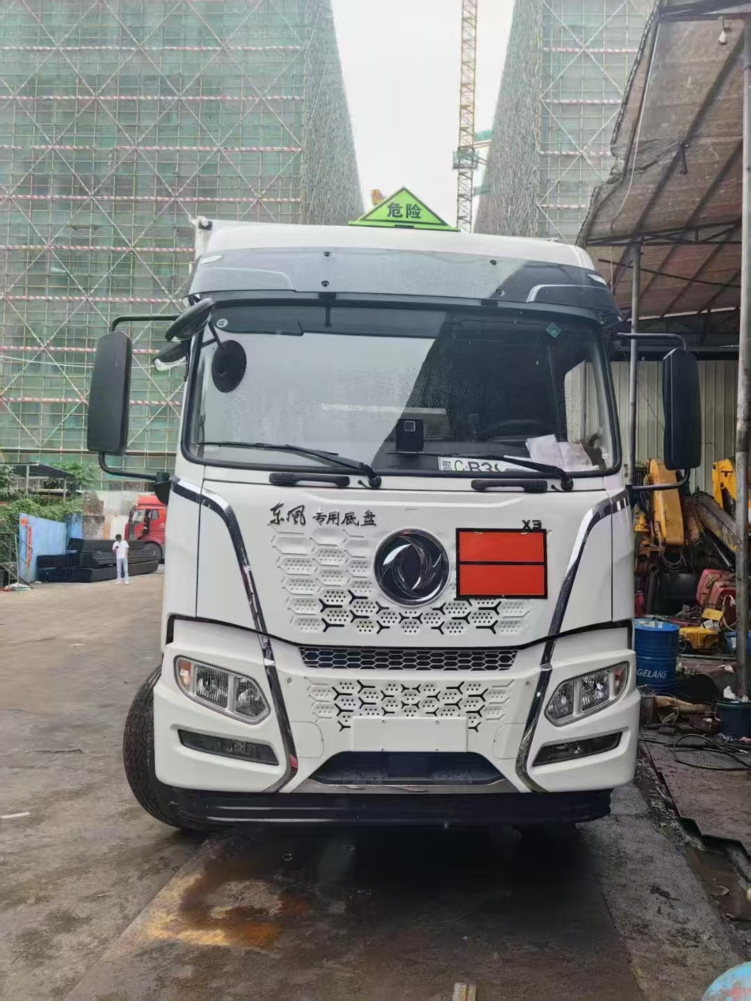 东风X3带三开侧门杂项危险品车