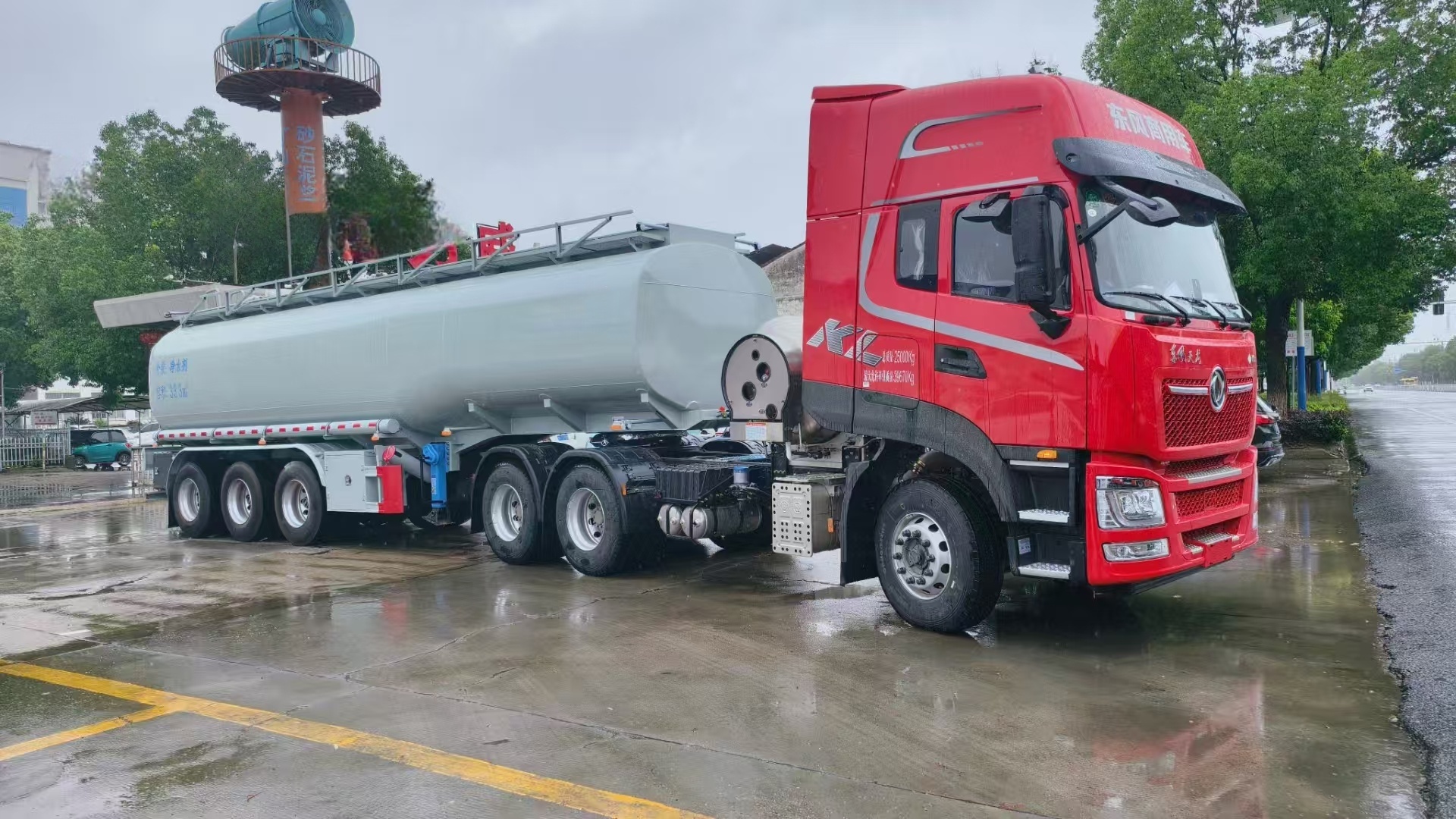31方供液半挂车发车